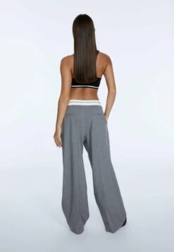 Stradivarius MIT UMGESCHLAGENEM BUND - Stoffhose - Grey 8 Stradivarius MIT UMGESCHLAGENEM BUND - Stoffhose - Grey -Stradivarius Deutschland Verkaufs-Shop 63f1e3da957c4f15b95bae9554fb351e