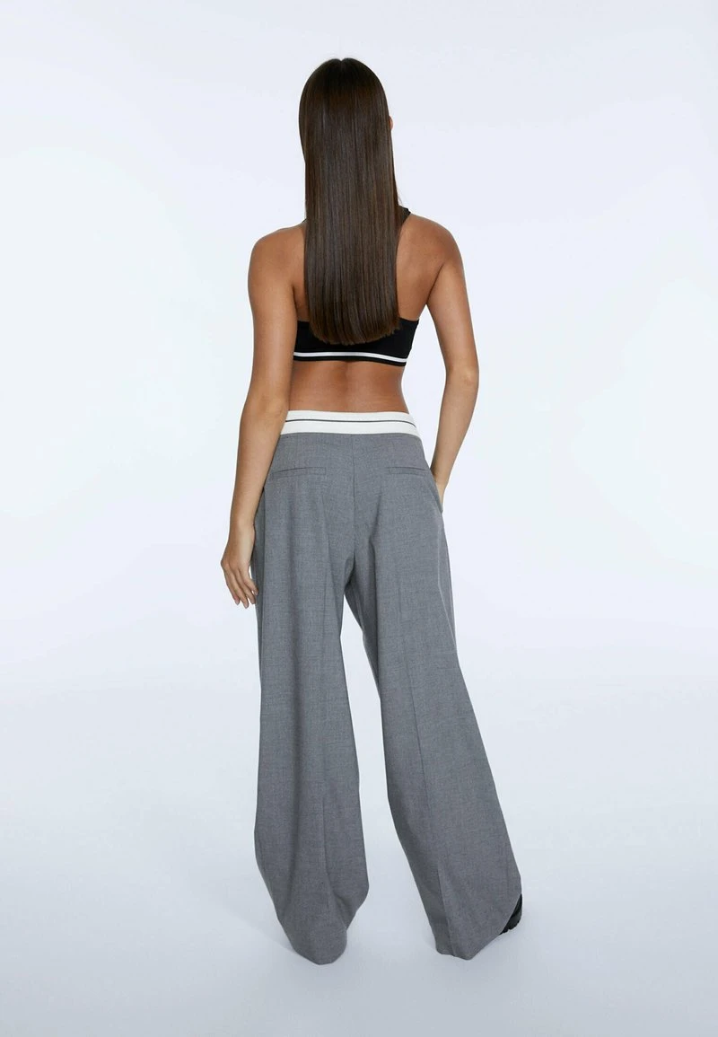 Stradivarius MIT UMGESCHLAGENEM BUND - Stoffhose - Grey 3 Stradivarius MIT UMGESCHLAGENEM BUND - Stoffhose - Grey – Bild 3