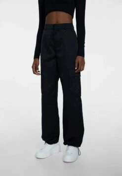 Stradivarius WITH PARACHUTE - Cargohose - Black