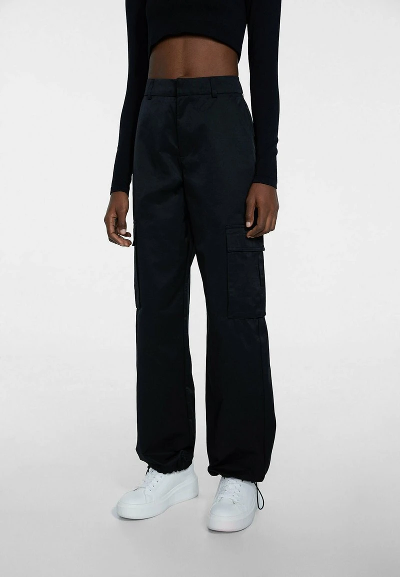 Stradivarius WITH PARACHUTE - Cargohose - Black 1 Stradivarius WITH PARACHUTE - Cargohose - Black