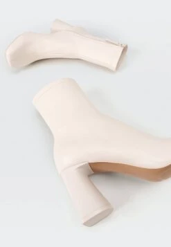 Stradivarius Stiefelette - Off White 10 Stradivarius Stiefelette - Off White -Stradivarius Deutschland Verkaufs-Shop 674236168a7144798a4154bc0b80242b