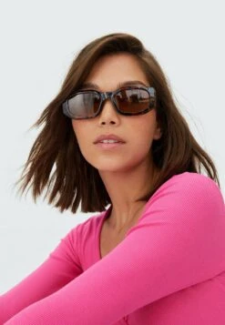 Stradivarius Sonnenbrille - Brown 11 Stradivarius Sonnenbrille - Brown -Stradivarius Deutschland Verkaufs-Shop 69f11d5ef5094cf0bd179692ef52eab8 1