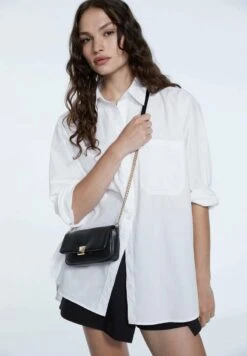 Stradivarius MIT MITTIGER NIETE - Umhängetasche - Black