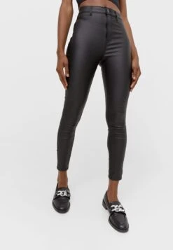 Stradivarius MIT SUPERHOHEM BUND - Stoffhose - Black