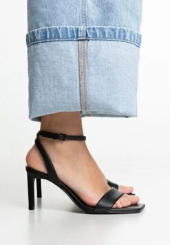 Stradivarius MIT GESTEPPTEN RIEMCHEN - Riemensandalette - Black