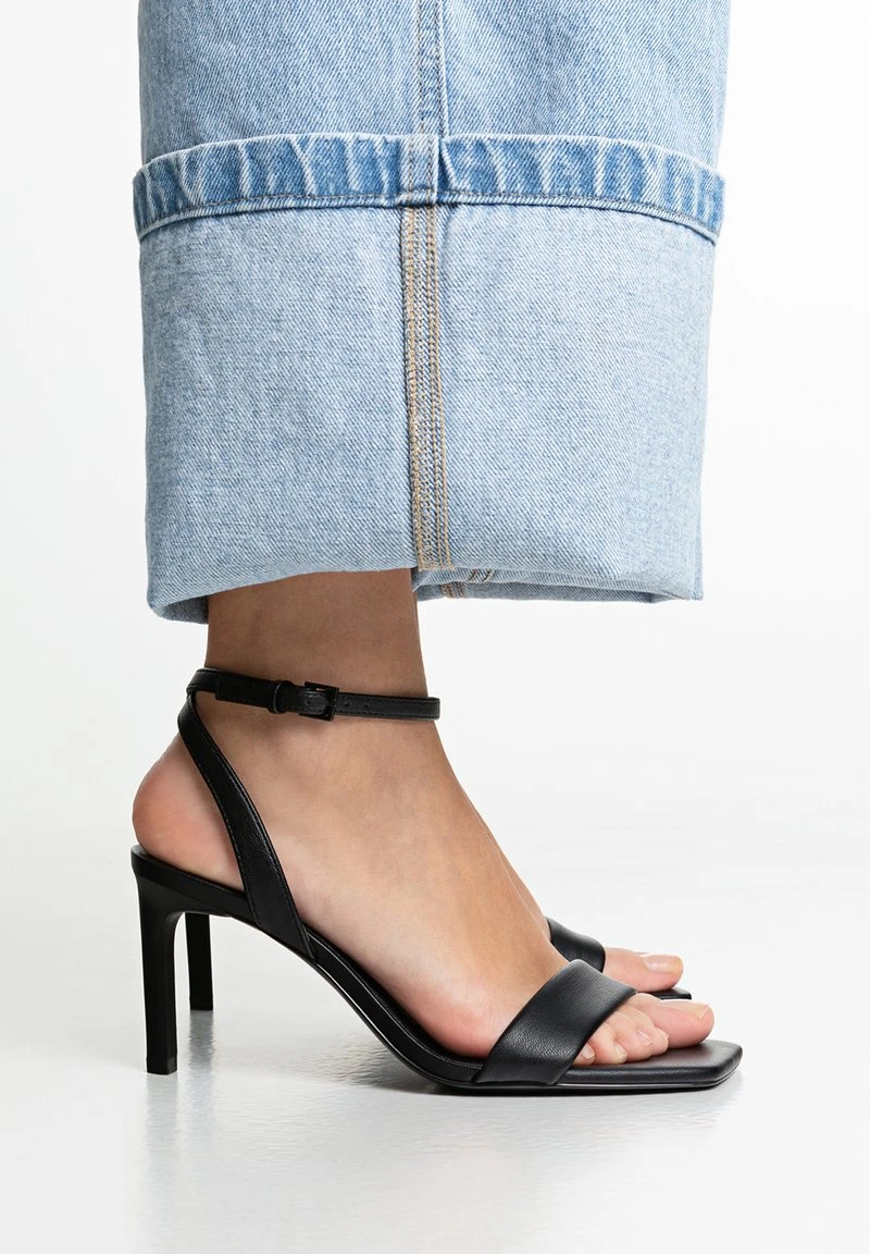 Stradivarius MIT GESTEPPTEN RIEMCHEN - Riemensandalette - Black 1 Stradivarius MIT GESTEPPTEN RIEMCHEN - Riemensandalette - Black