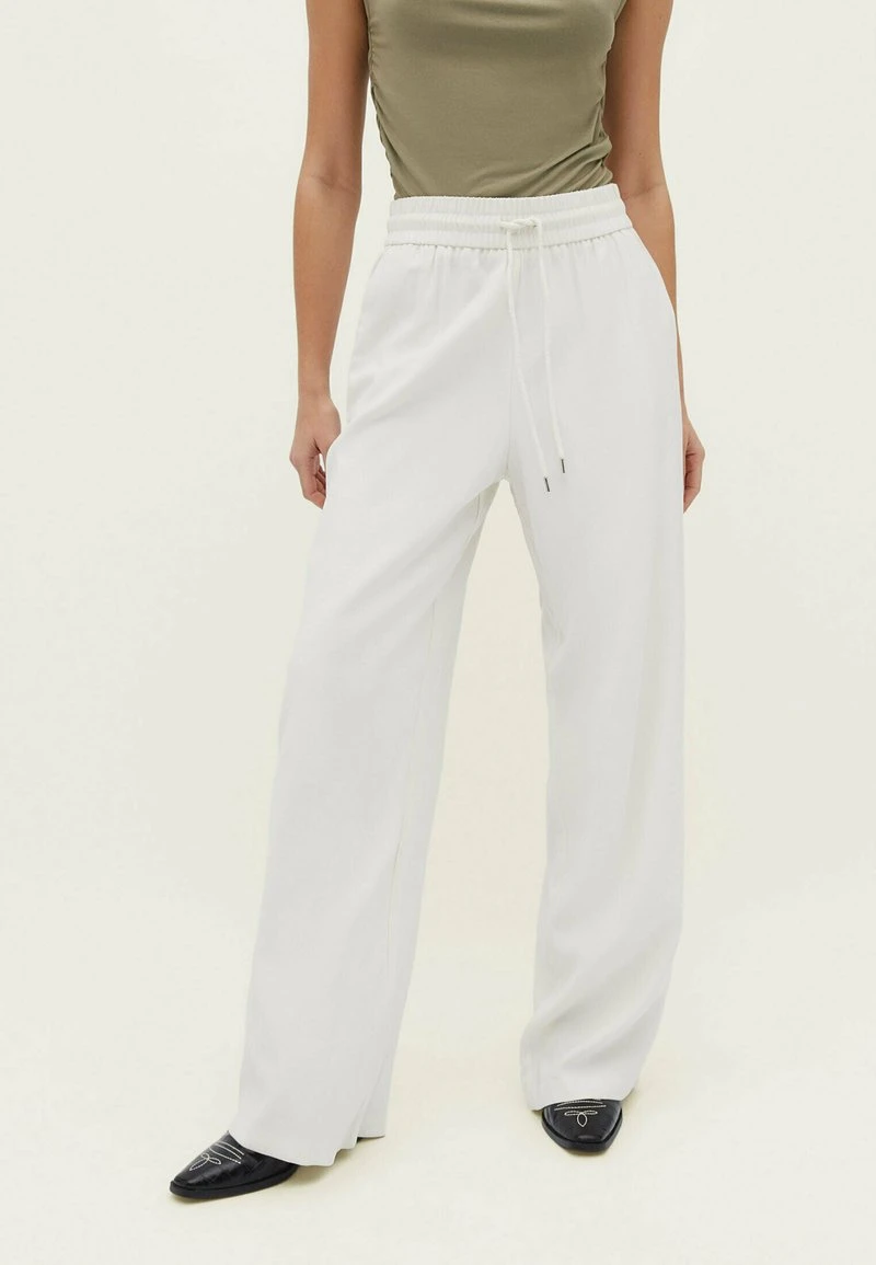 Stradivarius SPORTY FULL LENGTH - Stoffhose - Beige 1 Stradivarius SPORTY FULL LENGTH - Stoffhose - Beige