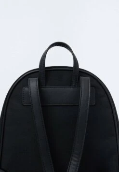 Stradivarius Tagesrucksack - Black 8 Stradivarius Tagesrucksack - Black -Stradivarius Deutschland Verkaufs-Shop 8097a3aa38ff43369b5c6c827dbb1ce5