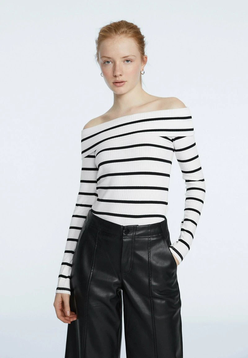 Stradivarius GESTREIFTES MIT CARMEN AUSSCHNITT - Langarmshirt - White 1 Stradivarius GESTREIFTES MIT CARMEN AUSSCHNITT - Langarmshirt - White