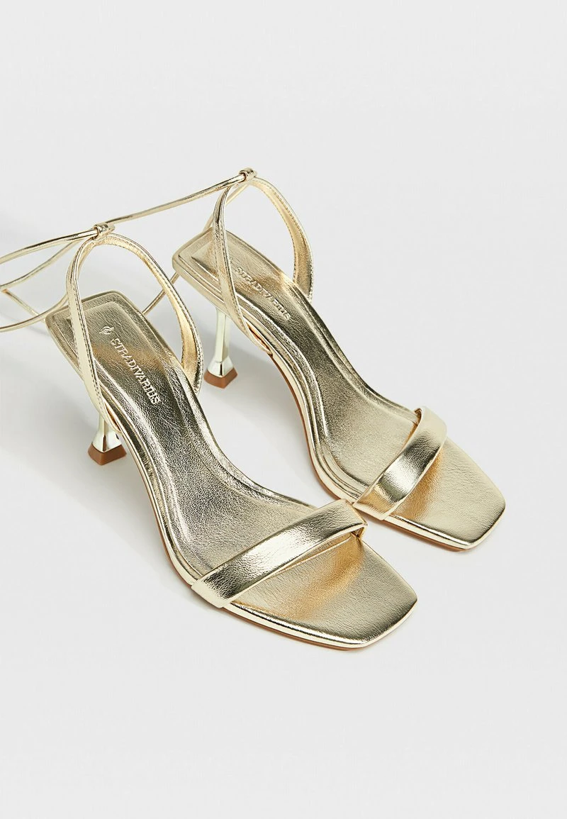 Stradivarius TIED STILETTO - High Heel Sandalette - Gold Coloured 3 Stradivarius TIED STILETTO - High Heel Sandalette - Gold Coloured – Bild 3