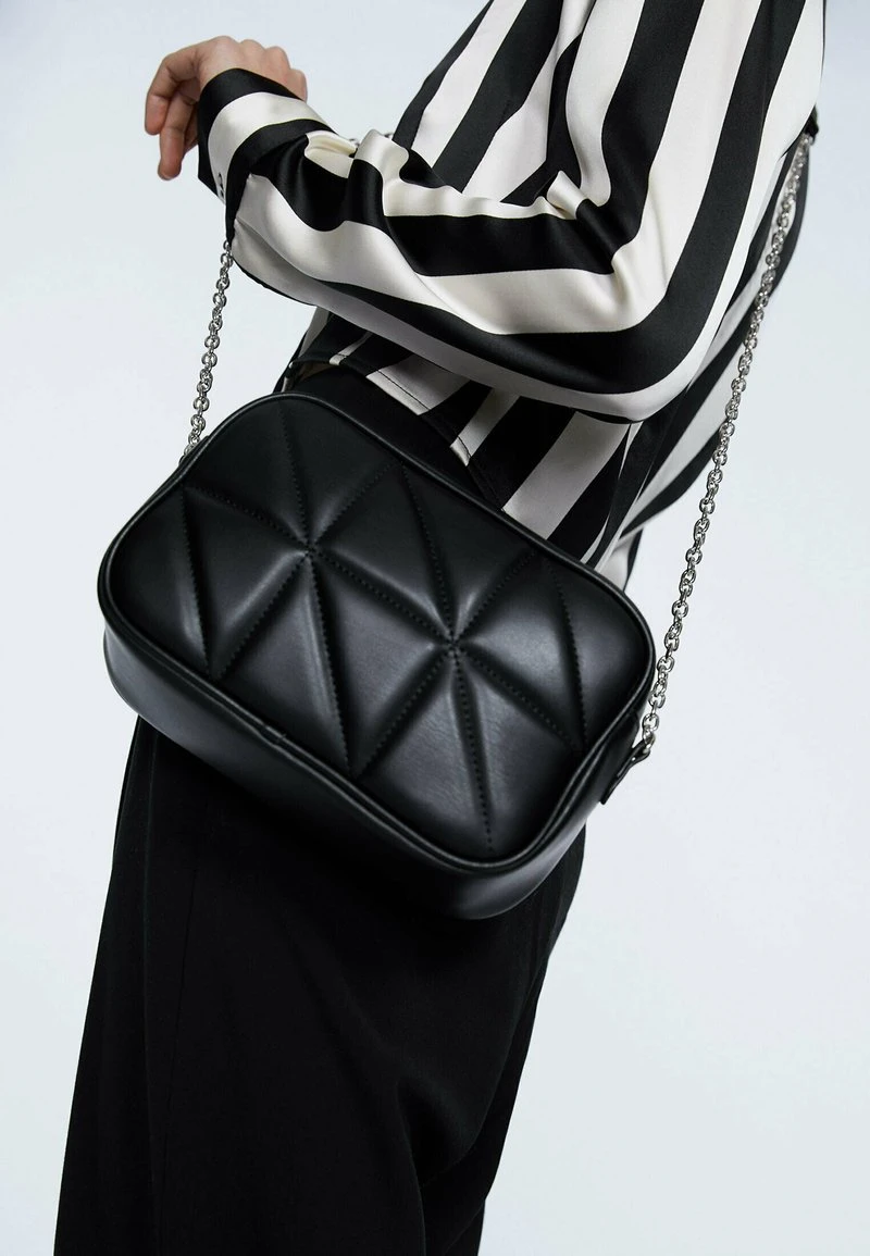 Stradivarius GESTEPPTE MIT KETTE - Umhängetasche - Black 2 Stradivarius GESTEPPTE MIT KETTE - Umhängetasche - Black – Bild 2