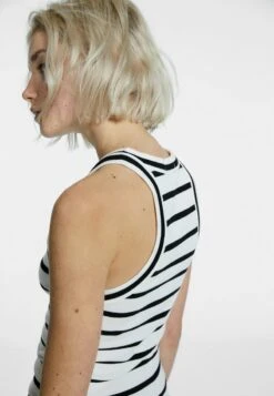Stradivarius BASIC STRIPED RACERBACK - Top - White 9 Stradivarius BASIC STRIPED RACERBACK - Top - White -Stradivarius Deutschland Verkaufs-Shop 8aee2ec988d0431caa2cfb99103e25db