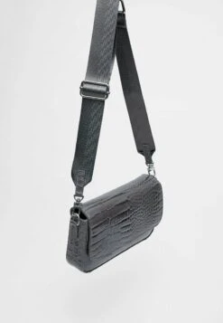 Stradivarius Umhängetasche - Dark Grey 9 Stradivarius Umhängetasche - Dark Grey -Stradivarius Deutschland Verkaufs-Shop 8f7d7b1dd51541ab899d699ded24244c