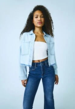 Stradivarius Jeansjacke - Light Blue Denim 9 Stradivarius Jeansjacke - Light Blue Denim -Stradivarius Deutschland Verkaufs-Shop 8f9dbc775c654a878bdd62988b04dba9