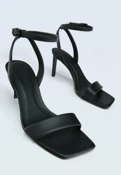 Stradivarius MIT GESTEPPTEN RIEMCHEN - Riemensandalette - Black 10 Stradivarius MIT GESTEPPTEN RIEMCHEN - Riemensandalette - Black -Stradivarius Deutschland Verkaufs-Shop 9128c4b84f1642329d992d04bdf84131