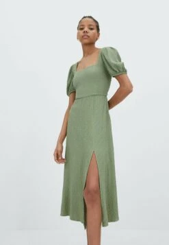 Stradivarius MIDI MIT GESCHNÜRTER RÜCKENPARTIE 07191182 - Freizeitkleid - Light Green