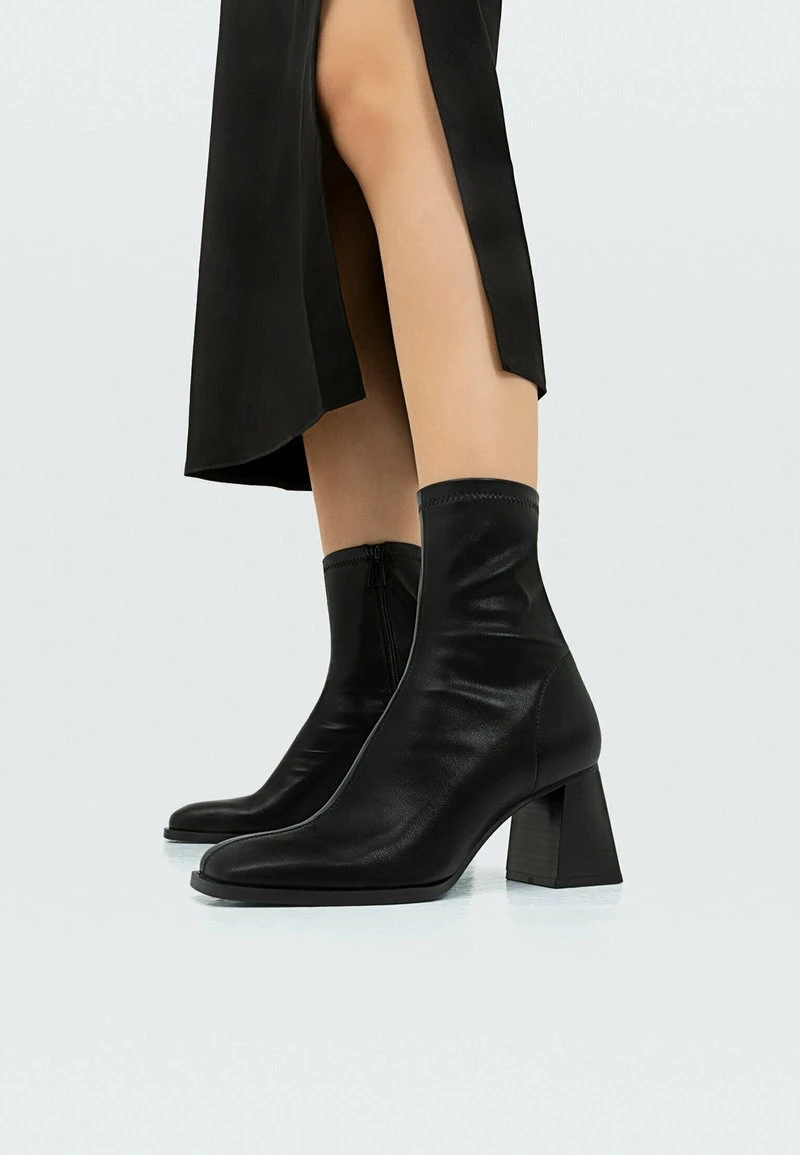 Stradivarius MIT HALBHOHEM ABSATZ - Ankle Boot - Black 1 Stradivarius MIT HALBHOHEM ABSATZ - Ankle Boot - Black