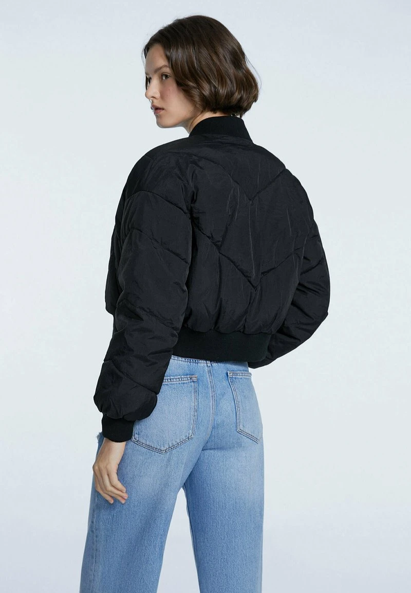 Stradivarius MIT STEPPMUSTER - Bomberjacke - Metallic Black 2 Stradivarius MIT STEPPMUSTER - Bomberjacke - Metallic Black – Bild 2