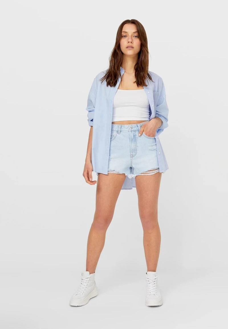 Stradivarius MIT RISSEN - Jeans Shorts - Light Blue 2 Stradivarius MIT RISSEN - Jeans Shorts - Light Blue – Bild 2