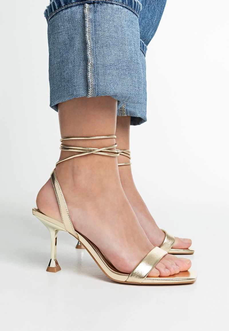 Stradivarius TIED STILETTO - High Heel Sandalette - Gold Coloured 1 Stradivarius TIED STILETTO - High Heel Sandalette - Gold Coloured