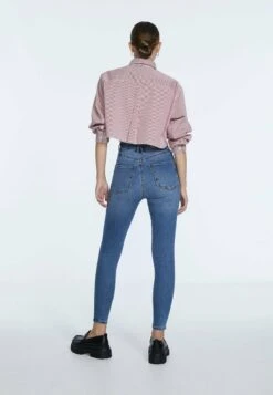 Stradivarius SUPER HIGH IM VINTAGELOOK - Jeans Slim Fit - Destroyed Denim 8 Stradivarius SUPER HIGH IM VINTAGELOOK - Jeans Slim Fit - Destroyed Denim -Stradivarius Deutschland Verkaufs-Shop 96f9261561f446b69ebd087636ef1713