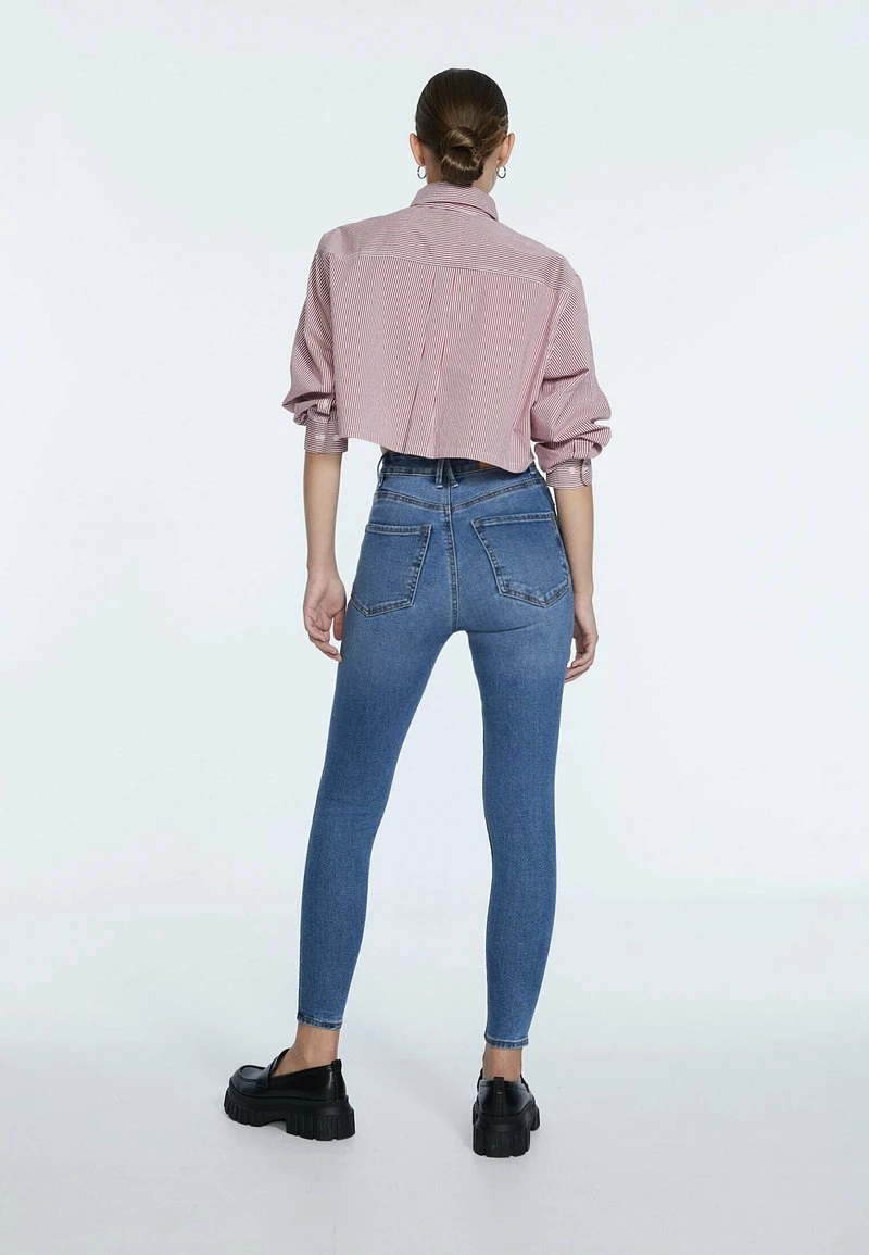 Stradivarius SUPER HIGH IM VINTAGELOOK - Jeans Slim Fit - Destroyed Denim 3 Stradivarius SUPER HIGH IM VINTAGELOOK - Jeans Slim Fit - Destroyed Denim – Bild 3