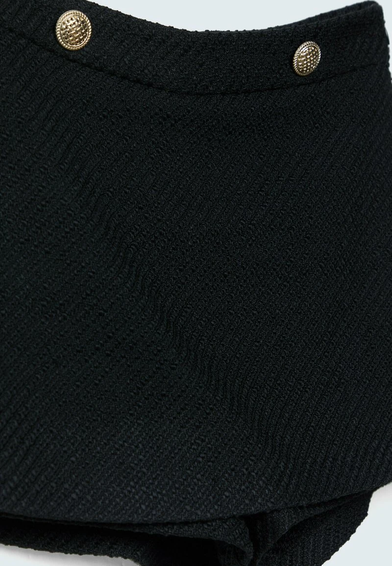 Stradivarius MIT GOLDFARBENEN KNÖPFEN - Shorts - Black 6 Stradivarius MIT GOLDFARBENEN KNÖPFEN - Shorts - Black – Bild 6