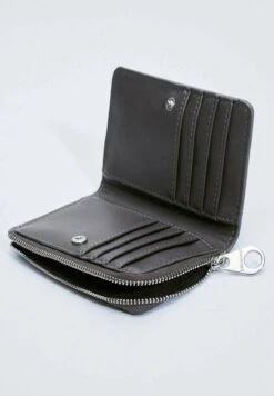 Stradivarius KARTENTASCHE MIT KROKOPRÄGUNG - Geldbörse - Dark Grey 8 Stradivarius KARTENTASCHE MIT KROKOPRÄGUNG - Geldbörse - Dark Grey -Stradivarius Deutschland Verkaufs-Shop 9998c6825952446b8ac7e37636afe576