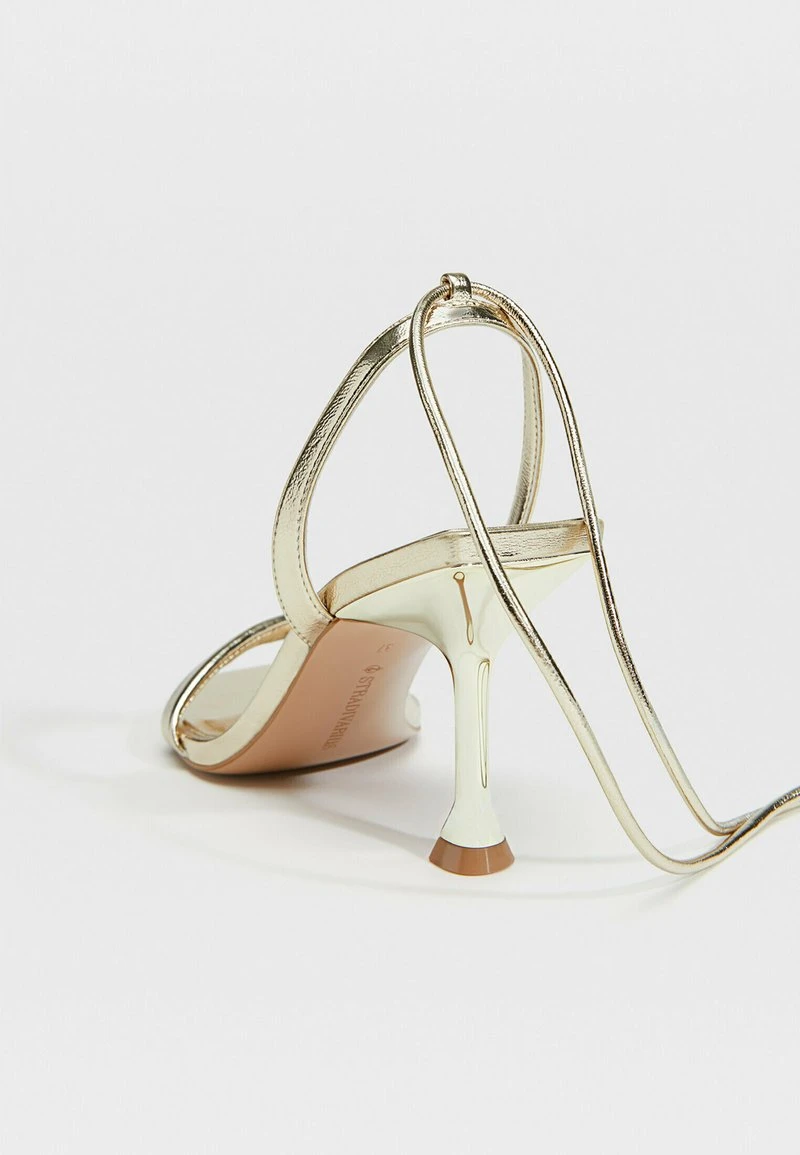 Stradivarius TIED STILETTO - High Heel Sandalette - Gold Coloured 5 Stradivarius TIED STILETTO - High Heel Sandalette - Gold Coloured – Bild 5