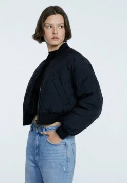 Stradivarius MIT STEPPMUSTER - Bomberjacke - Metallic Black 9 Stradivarius MIT STEPPMUSTER - Bomberjacke - Metallic Black -Stradivarius Deutschland Verkaufs-Shop 9c31419e0e3247a4a4d2f01afc25895a