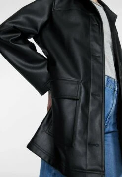 Stradivarius Kurzmantel - Black 9 Stradivarius Kurzmantel - Black -Stradivarius Deutschland Verkaufs-Shop a2c1796cb66c43628de924b2308cb283