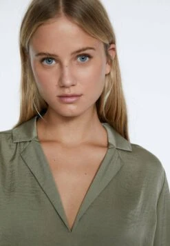 Stradivarius MIT REVERSKRAGEN - Bluse - Mottled Green -Stradivarius Deutschland Verkaufs-Shop a317b0285d58456a879d95b6bfe48a6b