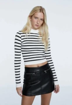 Stradivarius MIT STEHKRAGEN - Strickpullover - White