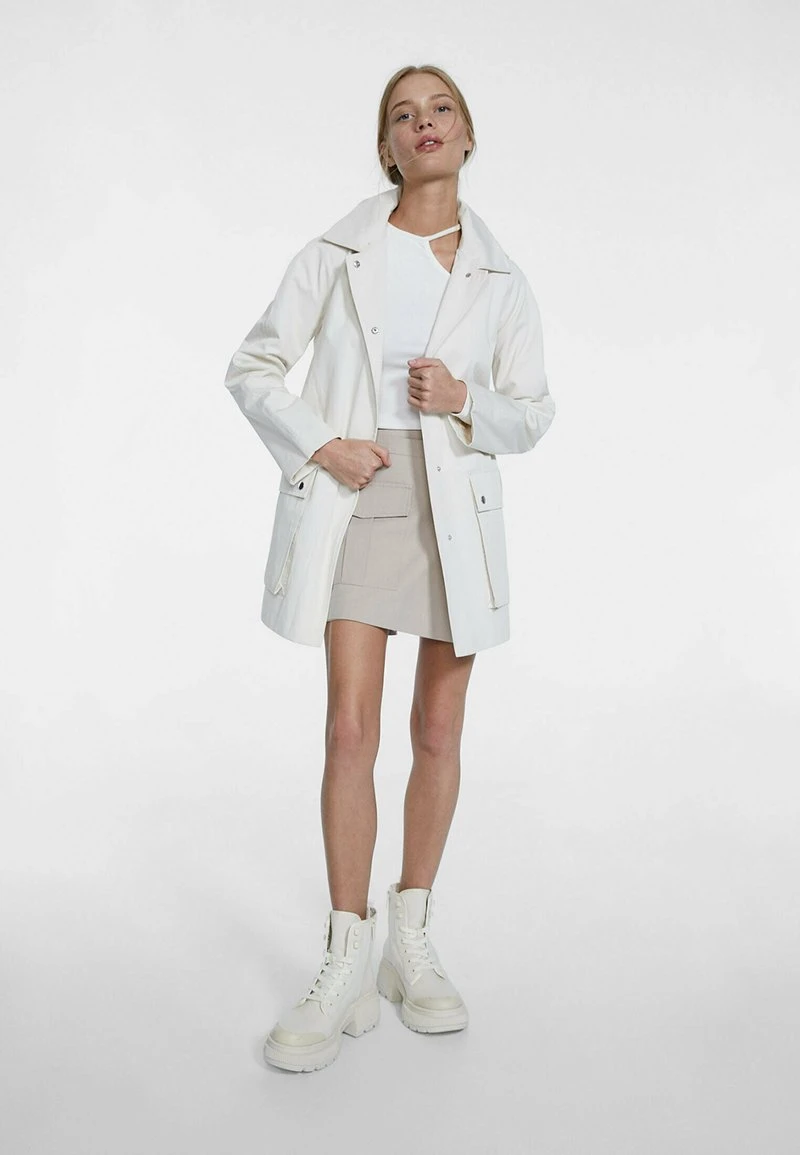 Stradivarius SHORT TECHNICAL WITH HOOD - Parka - Off White 2 Stradivarius SHORT TECHNICAL WITH HOOD - Parka - Off White – Bild 2