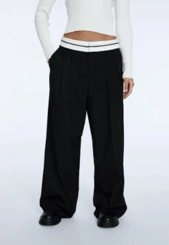 Stradivarius MIT UMGESCHLAGENEM BUND - Stoffhose - Black