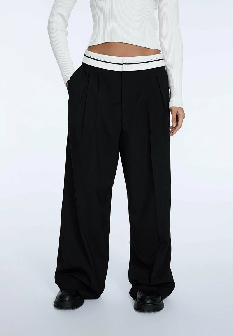 Stradivarius MIT UMGESCHLAGENEM BUND - Stoffhose - Black 1 Stradivarius MIT UMGESCHLAGENEM BUND - Stoffhose - Black