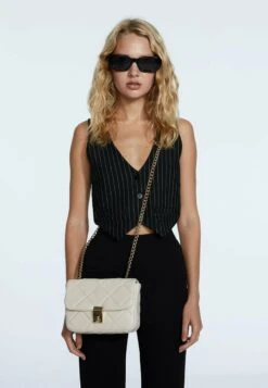 Stradivarius GESTEPPTE - Umhängetasche - Off White