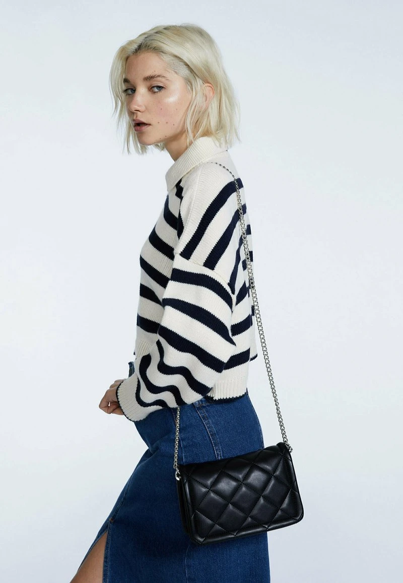 Stradivarius MIT DOPPELTER TRAGEKETTE - Umhängetasche - Black 1 Stradivarius MIT DOPPELTER TRAGEKETTE - Umhängetasche - Black