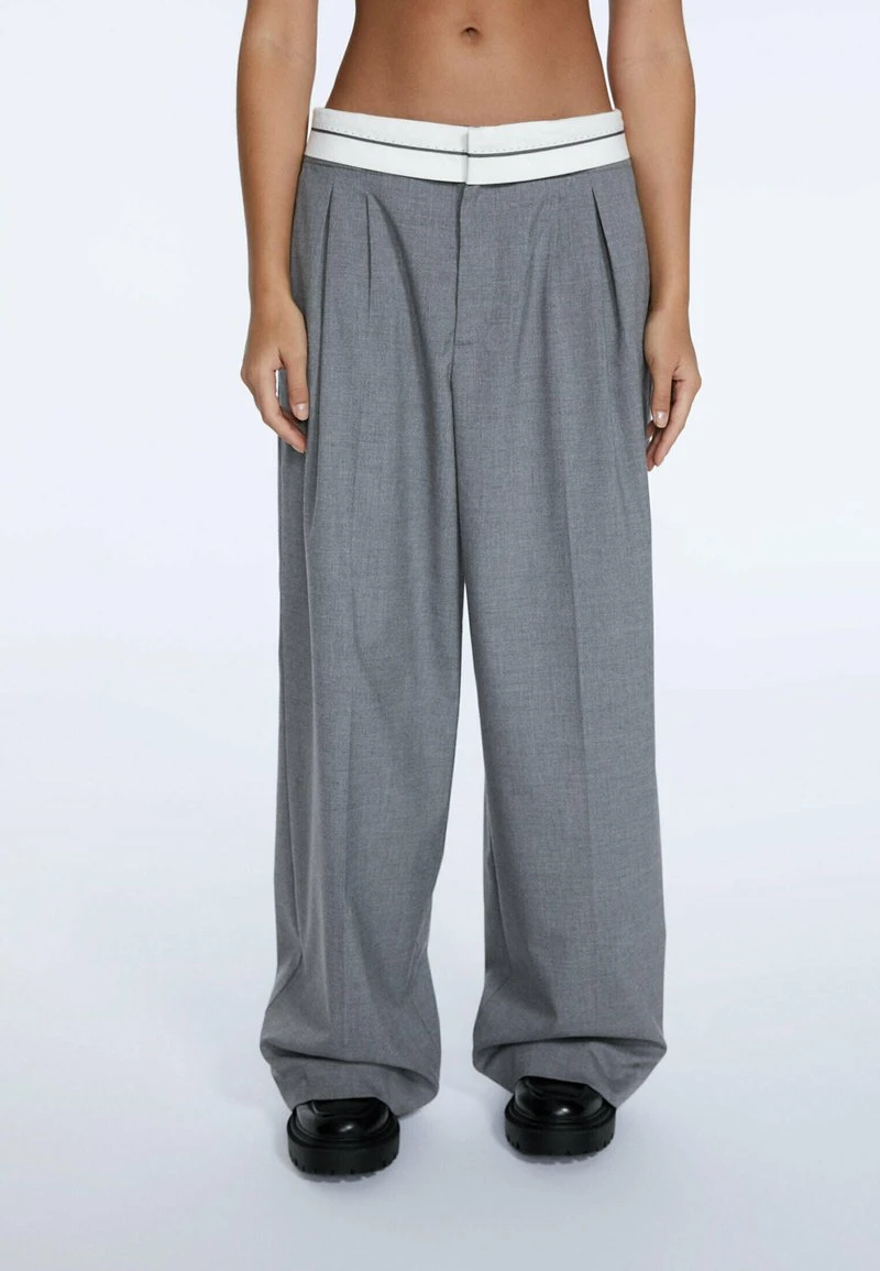 Stradivarius MIT UMGESCHLAGENEM BUND - Stoffhose - Grey 1 Stradivarius MIT UMGESCHLAGENEM BUND - Stoffhose - Grey