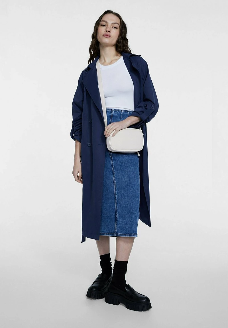 Stradivarius TWILL REPORTER - Umhängetasche - Off White 2 Stradivarius TWILL REPORTER - Umhängetasche - Off White – Bild 2