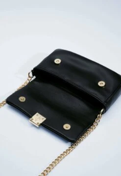 Stradivarius MIT MITTIGER NIETE - Umhängetasche - Black 9 Stradivarius MIT MITTIGER NIETE - Umhängetasche - Black -Stradivarius Deutschland Verkaufs-Shop b6e41b4a44034b51a6af249a9018fe70