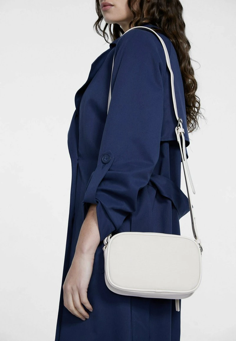 Stradivarius Umhängetasche - Off White 1 Stradivarius Umhängetasche - Off White