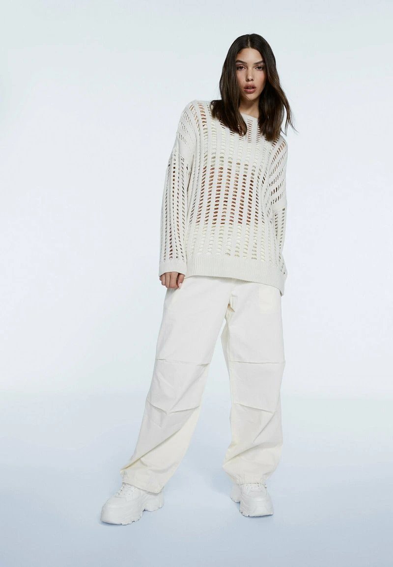 Stradivarius MIT LOCHMUSTER - Strickpullover - Off White 2 Stradivarius MIT LOCHMUSTER - Strickpullover - Off White – Bild 2