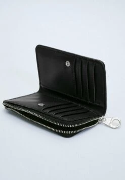 Stradivarius KARTENTASCHE MIT KROKOPRÄGUNG - Geldbörse - Black 9 Stradivarius KARTENTASCHE MIT KROKOPRÄGUNG - Geldbörse - Black -Stradivarius Deutschland Verkaufs-Shop baa8603399e34721922aac3eabd7335d