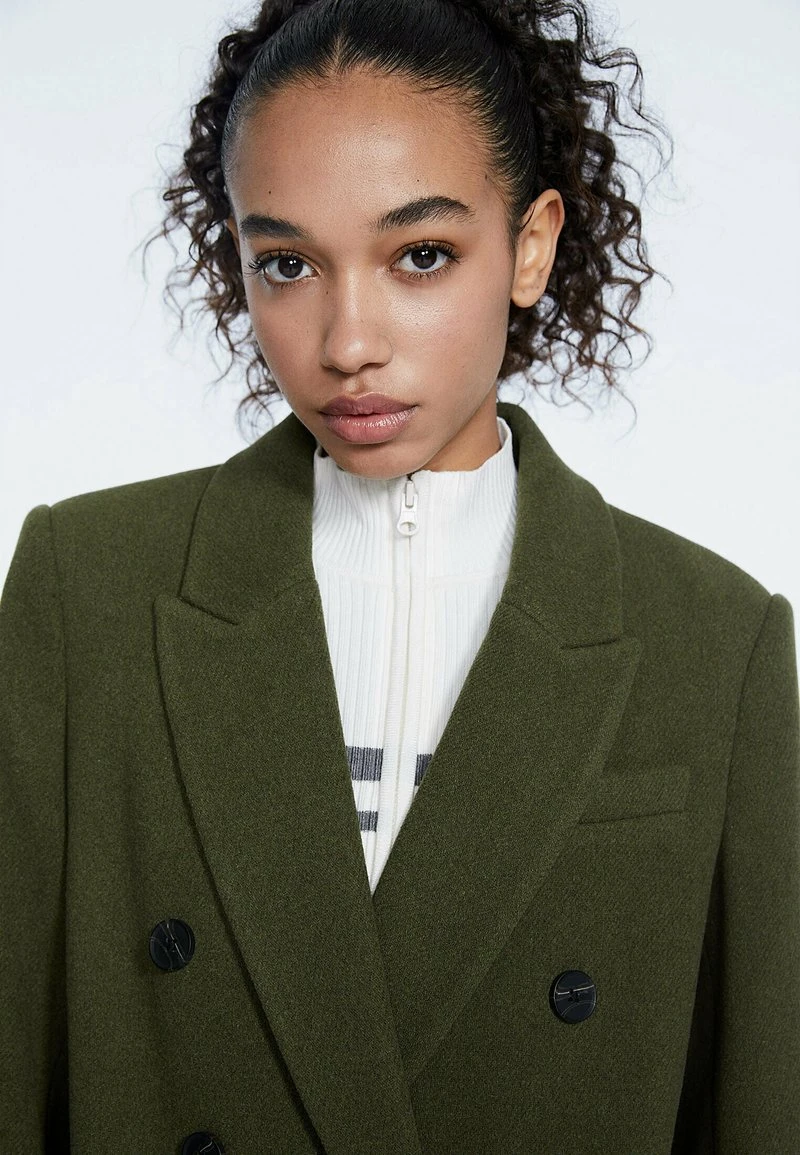 Stradivarius MIT KNÖPFEN - Klassischer Mantel - Khaki 3 Stradivarius MIT KNÖPFEN - Klassischer Mantel - Khaki – Bild 3