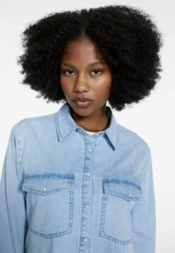 Stradivarius STRAIGHT - Hemdbluse - Light Blue Denim -Stradivarius Deutschland Verkaufs-Shop bd48580caec3409ea9f8c63ecaa25985