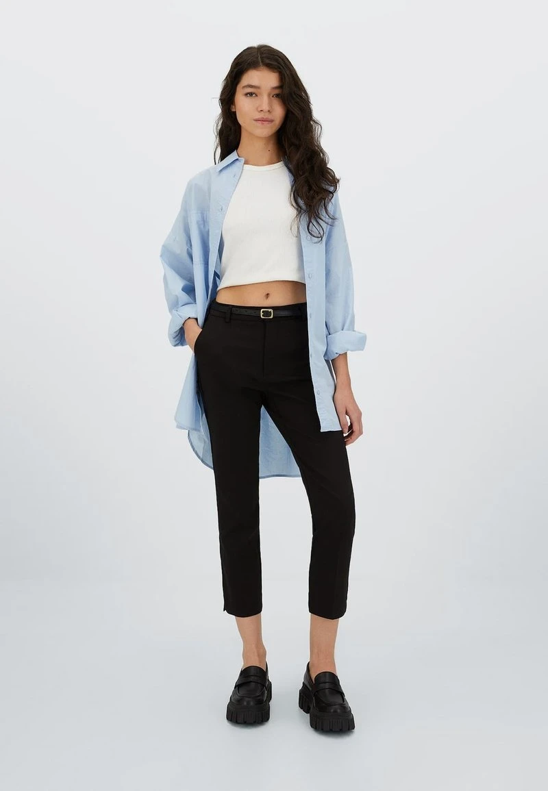 Stradivarius MIT GÜRTEL - Stoffhose - Black 2 Stradivarius MIT GÜRTEL - Stoffhose - Black – Bild 2