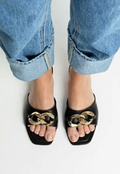 Stradivarius FLAT WITH LINK DETAIL - Pantolette Flach - Black