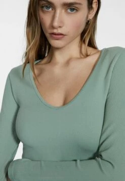 Stradivarius NAHTLOSES MIT V-AUSSCHNITT - Langarmshirt - Neon Green 9 Stradivarius NAHTLOSES MIT V-AUSSCHNITT - Langarmshirt - Neon Green -Stradivarius Deutschland Verkaufs-Shop d0102eb1d10744d69819f533995fb1b8