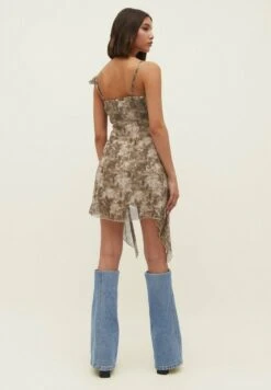 Stradivarius PRINTED WITH RUFFLES - Freizeitkleid - Beige -Stradivarius Deutschland Verkaufs-Shop d0913721e86344f48abc917f9beecd76